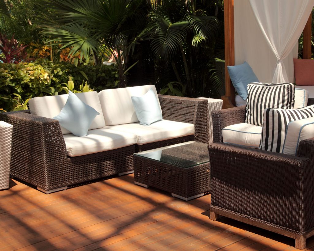 Combinez divers meubles d'extérieur pour la déco de votre jardin !