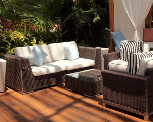 Combinez divers meubles d'extérieur pour la déco de votre jardin !