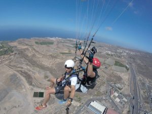 Parapente biplace en plein vol
