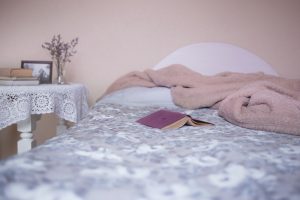 Personnalisez votre chambre avec une tête de lit créative