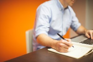 Optimisez votre coin bureau avec un bureau d'angle sur mesure