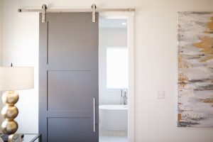 Installer une porte coulissante : modernisez votre déco