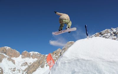 Le snowboard freestyle : comment progresser dans les tricks en montagne ?