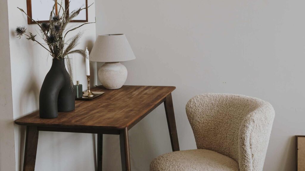 petit bureau en bois dans un chambre