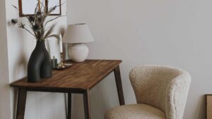 petit bureau en bois dans un chambre