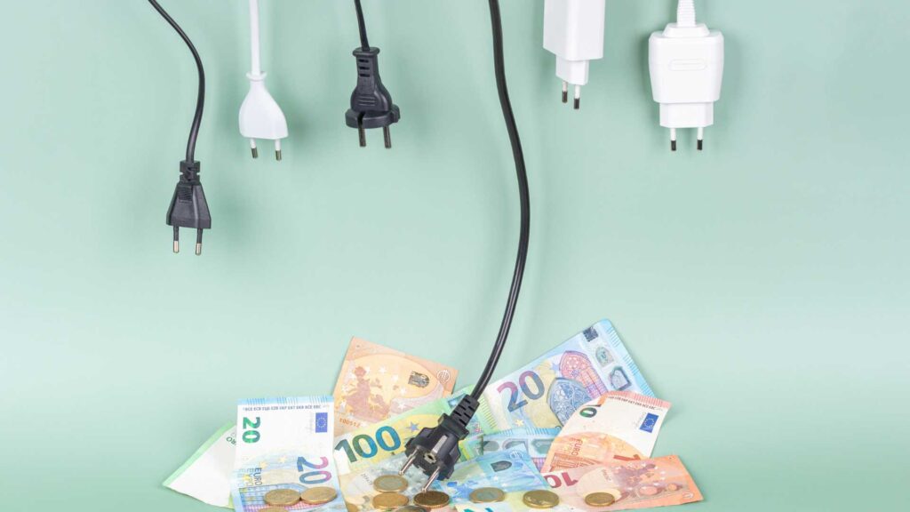 prise qui pend vers des billets 