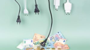 prise qui pend vers des billets