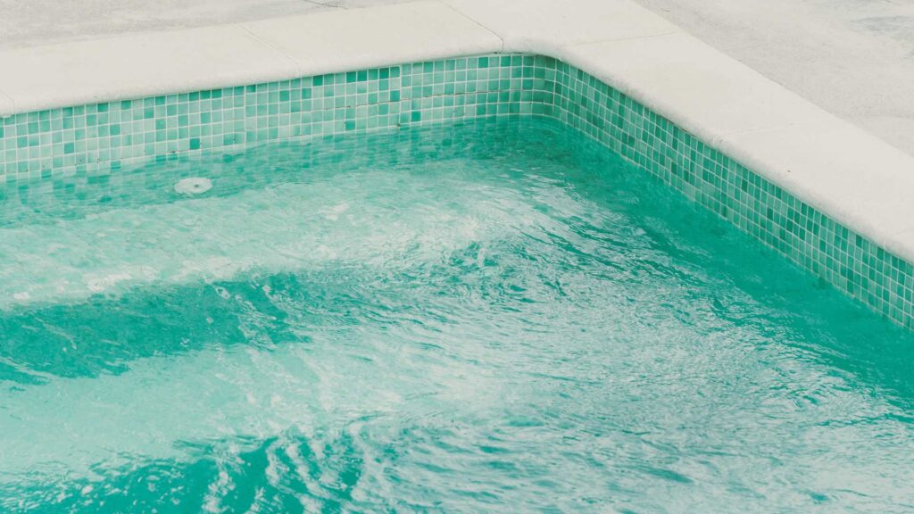 bord d'une piscine