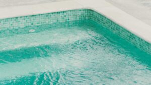 bord d'une piscine
