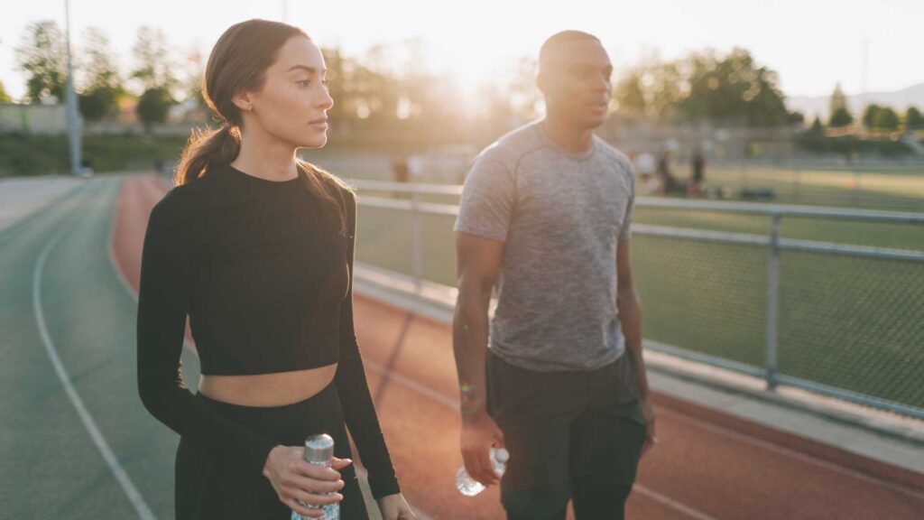 femme et homme qui récupère du sport