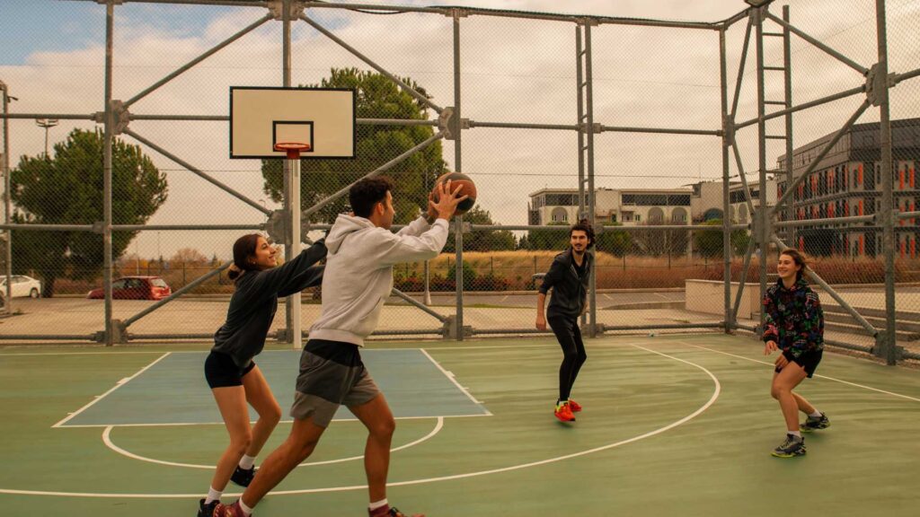groupe d'homme qui joue au basketball