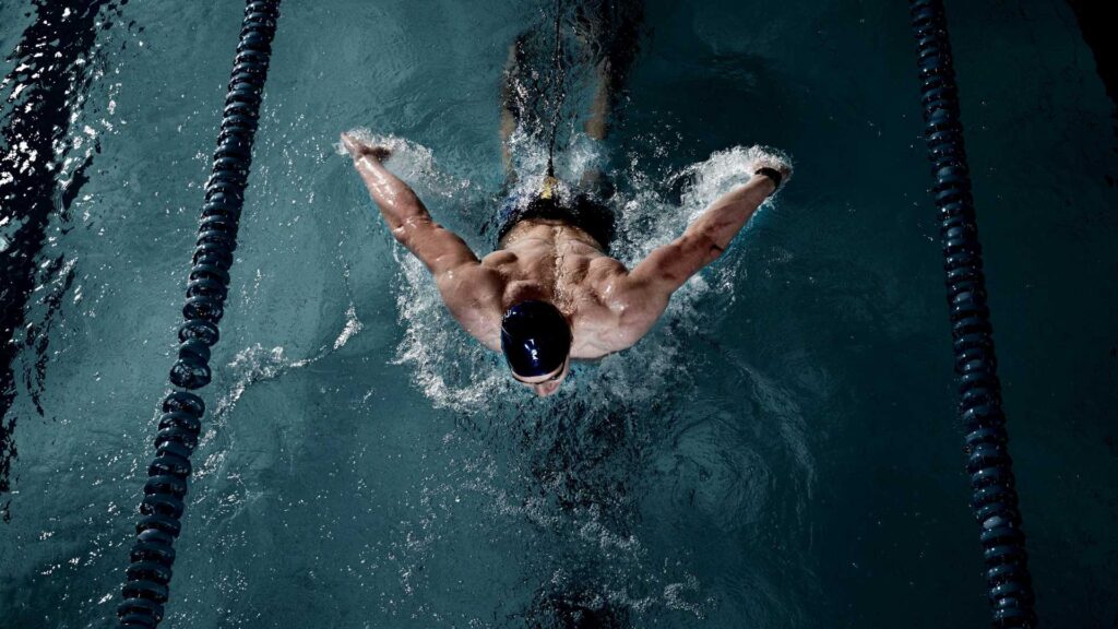 homme qui fait de la natation