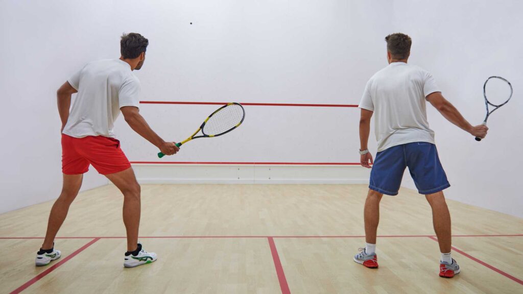 deux hommes qui joue au squash