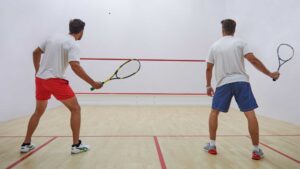 deux hommes qui joue au squash