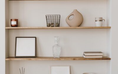 Installer une étagère murale sans percer : solutions et astuces